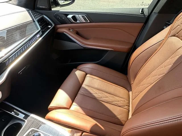 Certified Used 2025 Mineral White BMW M60i image 41