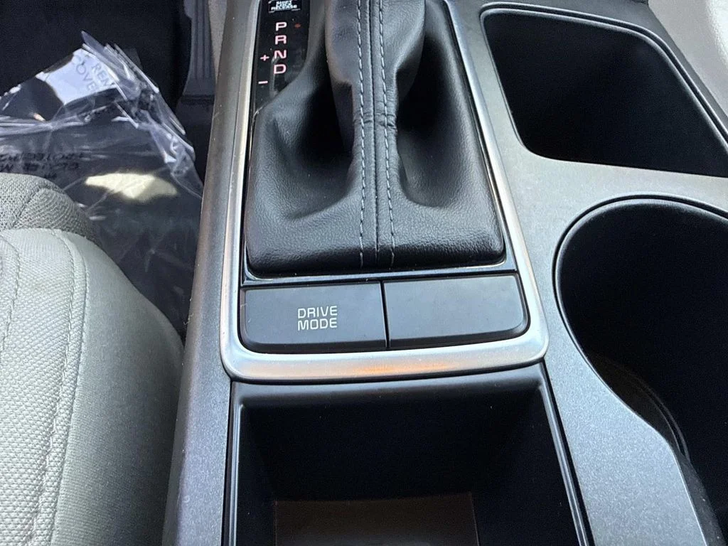 Used 2018 White Kia LX image 33