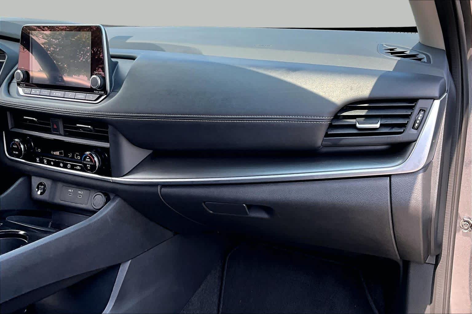 Used 2025 Gun Metallic Nissan SV image 18