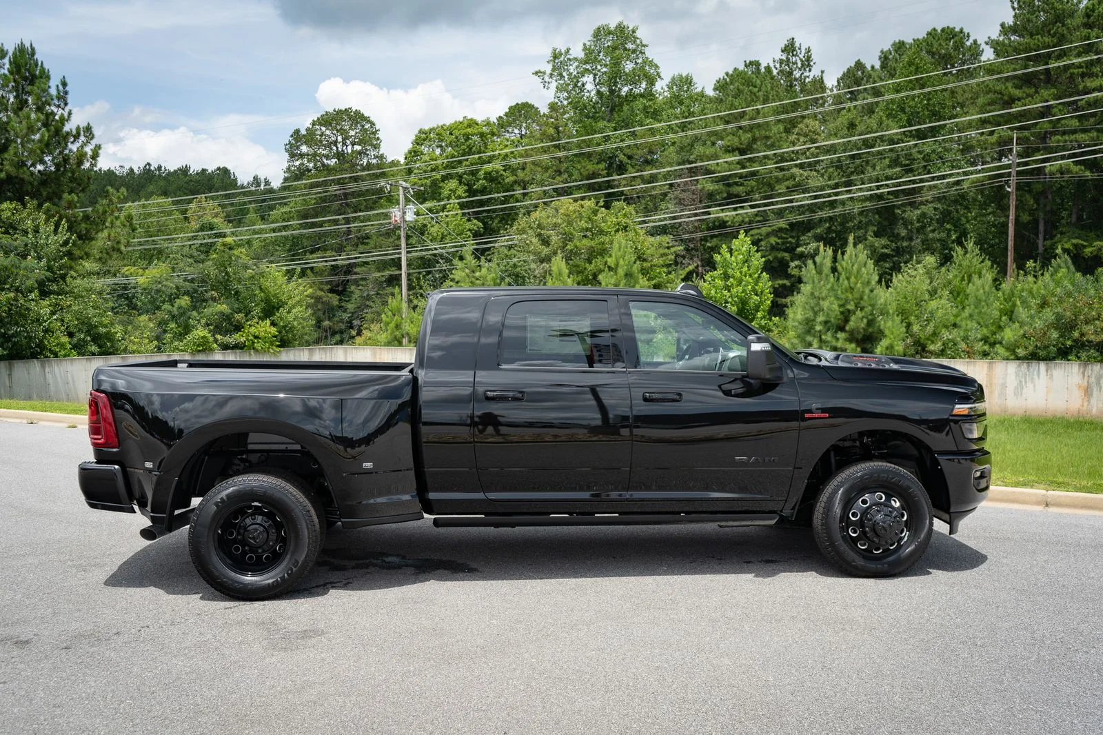 New 2026 Diamond Black Crystal Pearl-Coat Exterior Paint RAM Laramie image 20