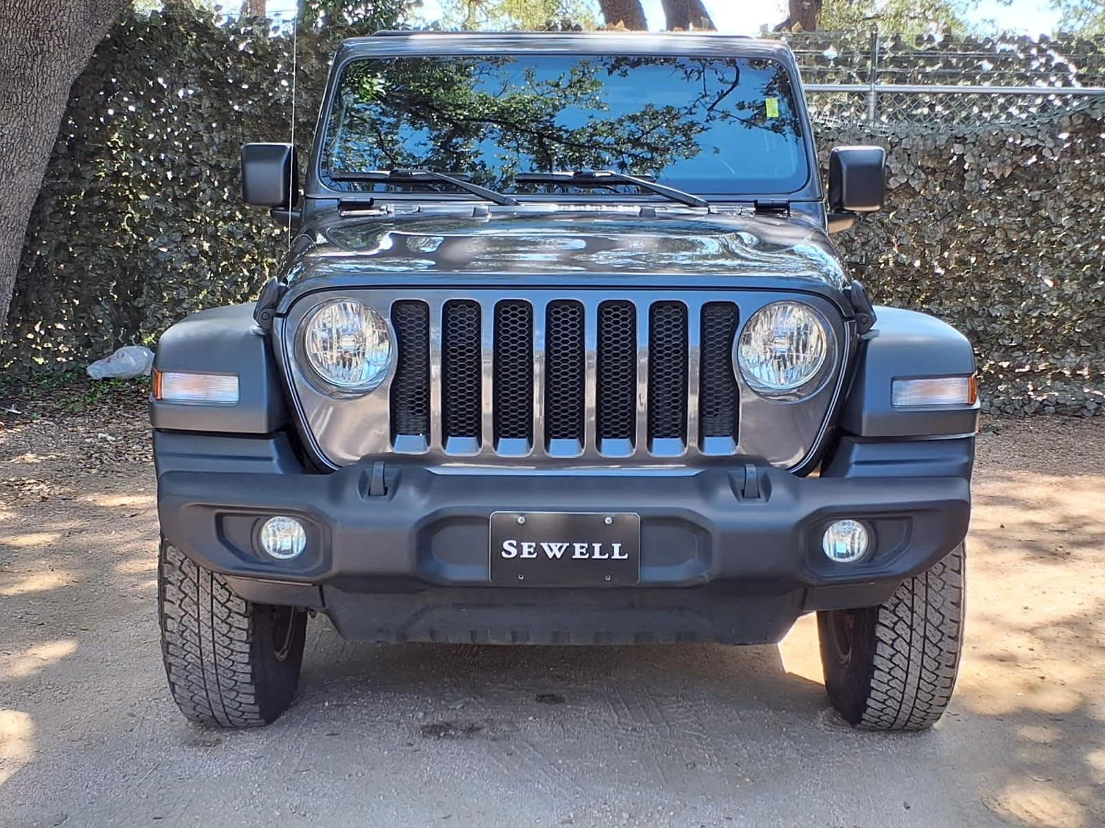 Used 2019  Jeep Sport S image 2