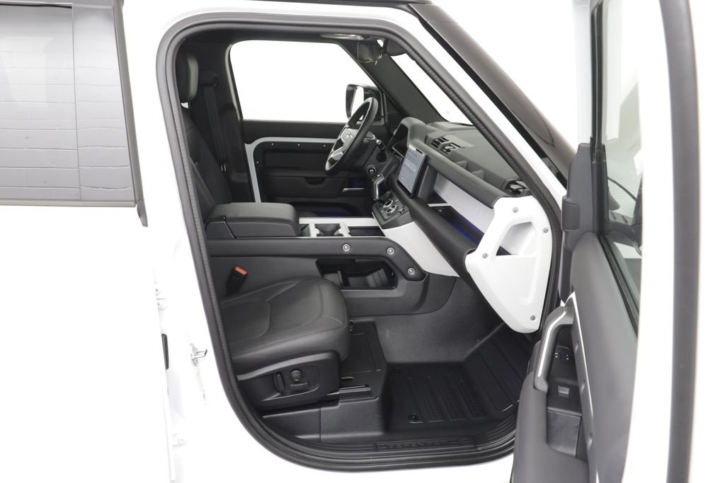 Used 2025 White Land Rover X-Dynamic SE image 20