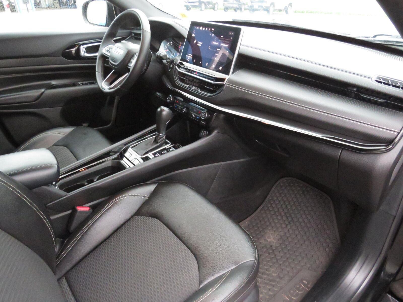 Used 2024 Diamond Black Crystal Pearlcoat Jeep Latitude image 18
