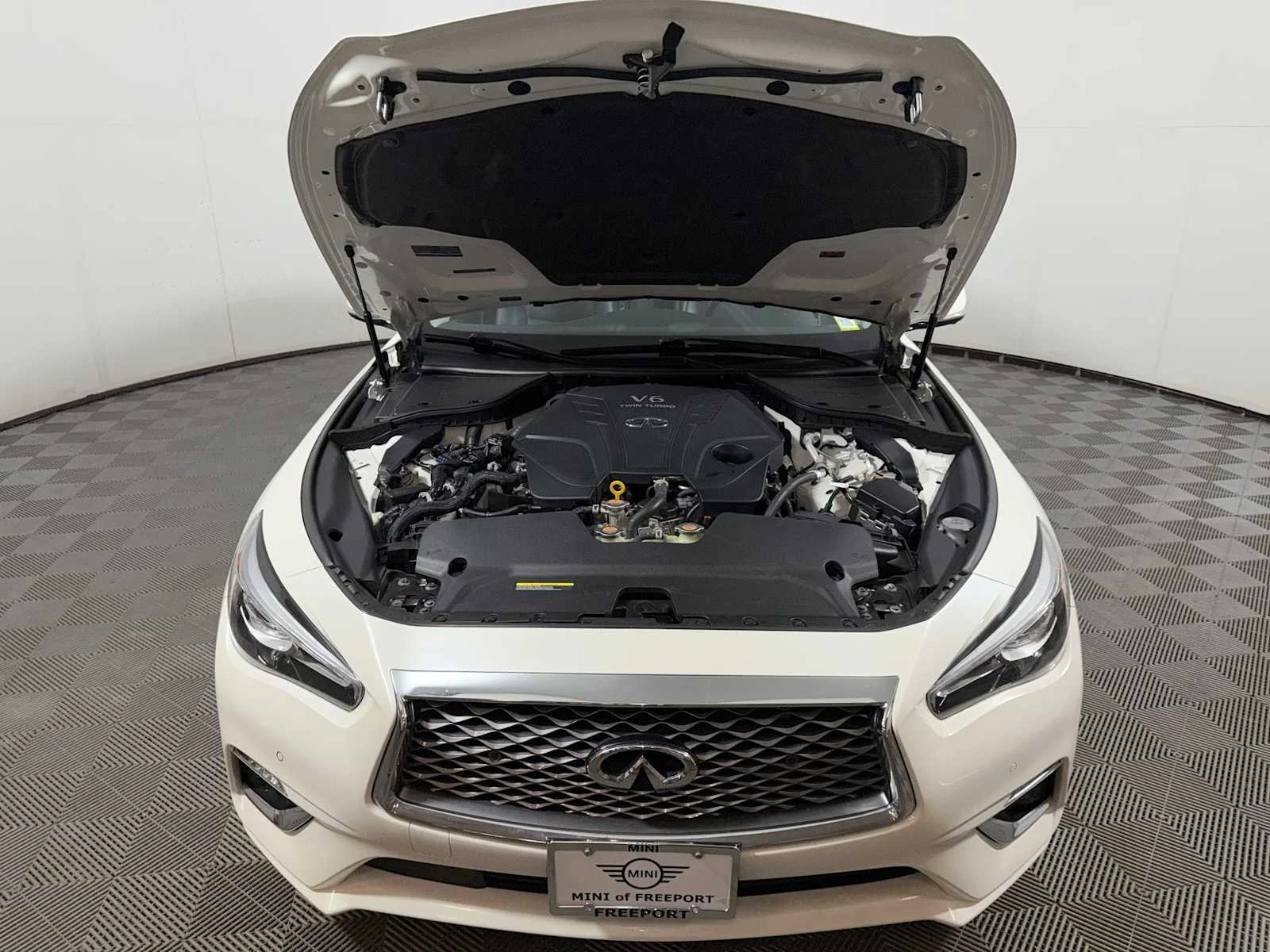 Used 2023 Majestic White INFINITI LUXE image 31