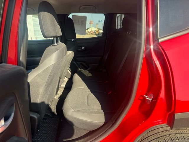 Used 2023 Red Jeep Latitude image 4