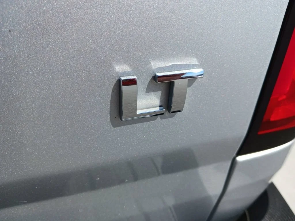 Used 2018 SILVER ICE METALLIC Chevrolet 4WD LT image 30