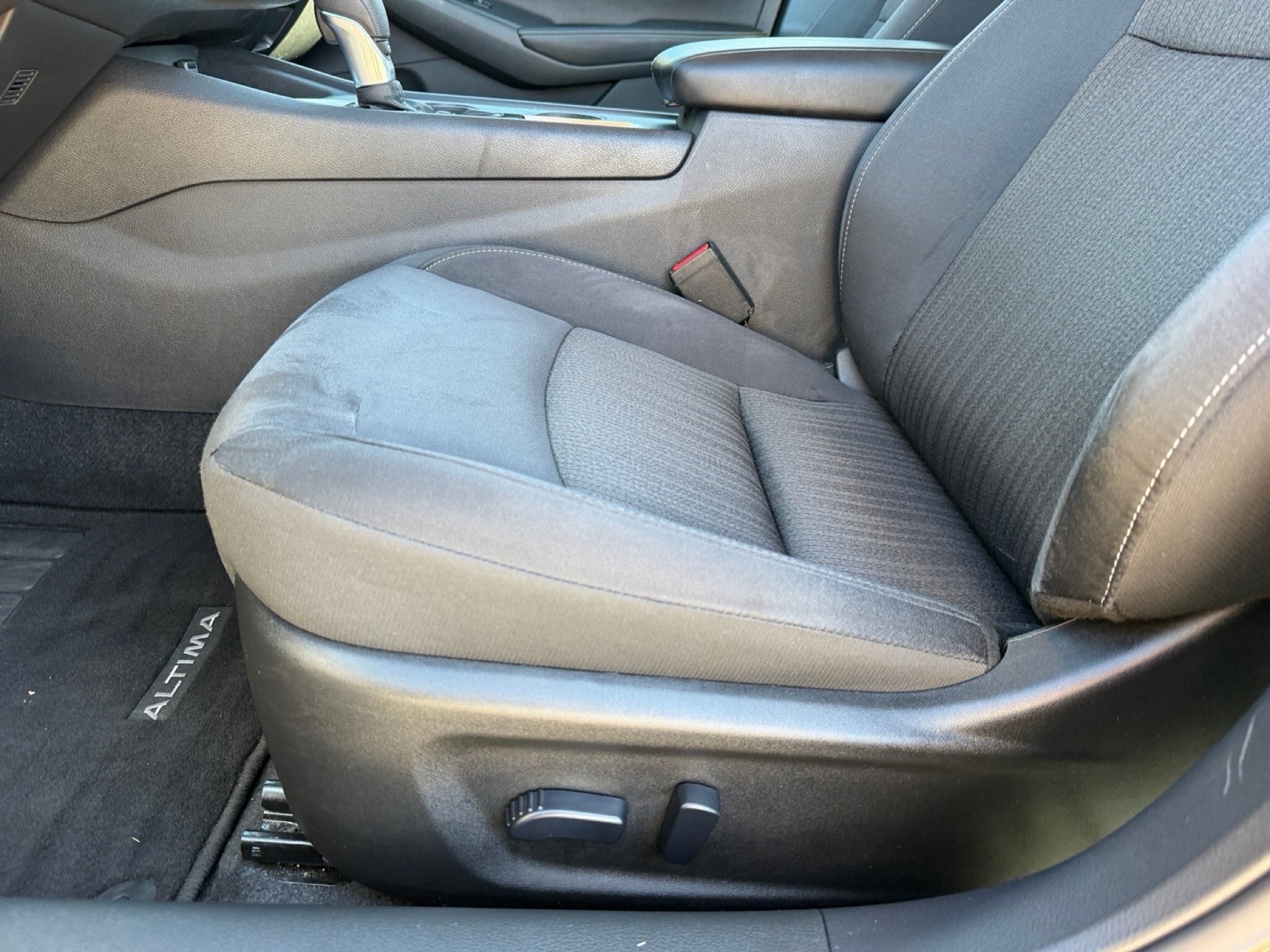 Used 2025 Super Black Nissan SV image 11