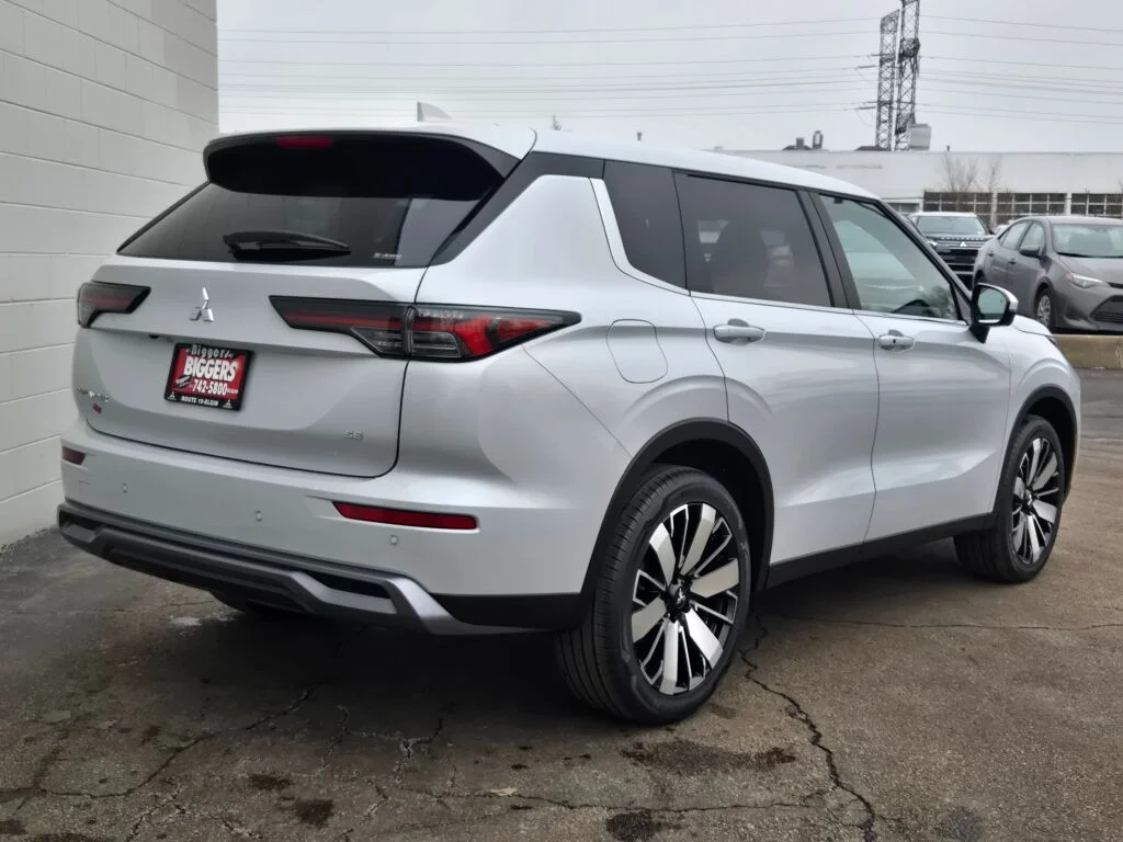 New 2026 White Mitsubishi SE image 11