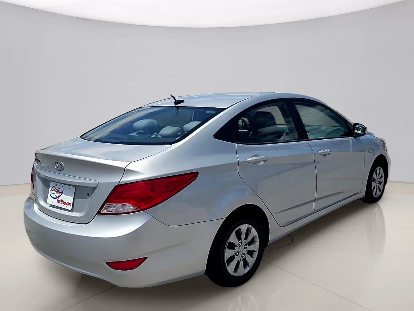 Used 2016 Silver Hyundai SE image 5