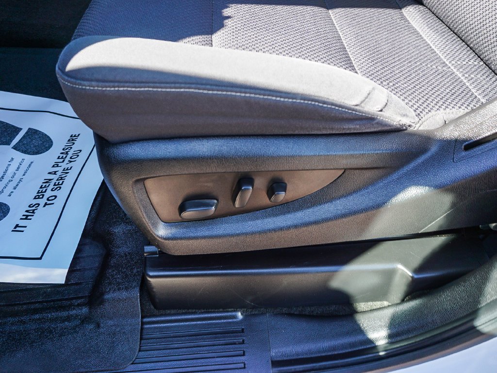 Used 2017 White GMC SLE image 19