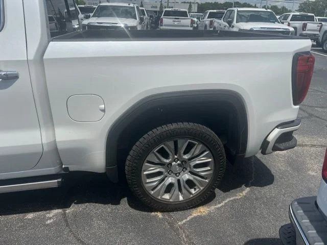 Used 2022 White GMC Denali image 22