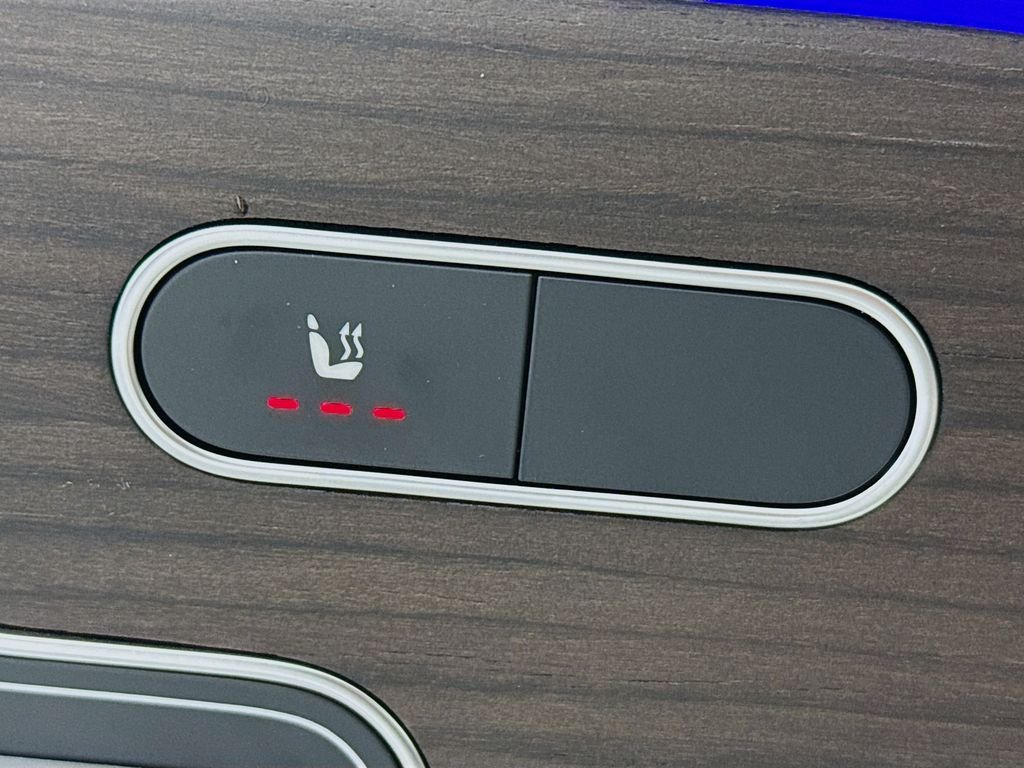 Used 2025 White Mercedes-Benz GLB 250 image 20