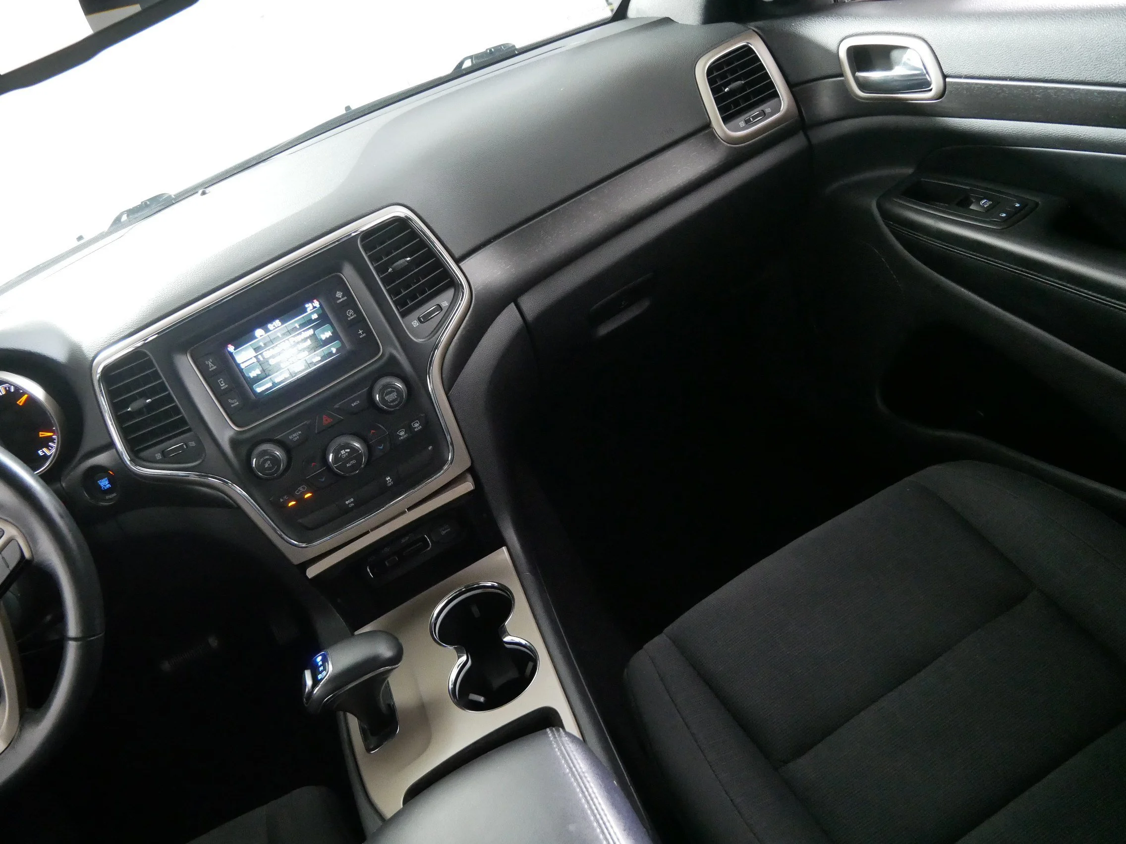 Used 2015 Billet Silver Metallic Clearcoat Jeep Laredo image 11