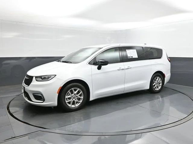 2025 Chrysler Pacifica Select's photo
