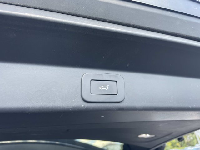 Used 2025 Silver Land Rover SE image 8