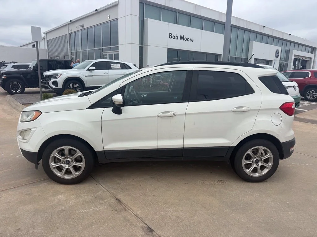 Used 2018 Diamond White Ford SE image 2