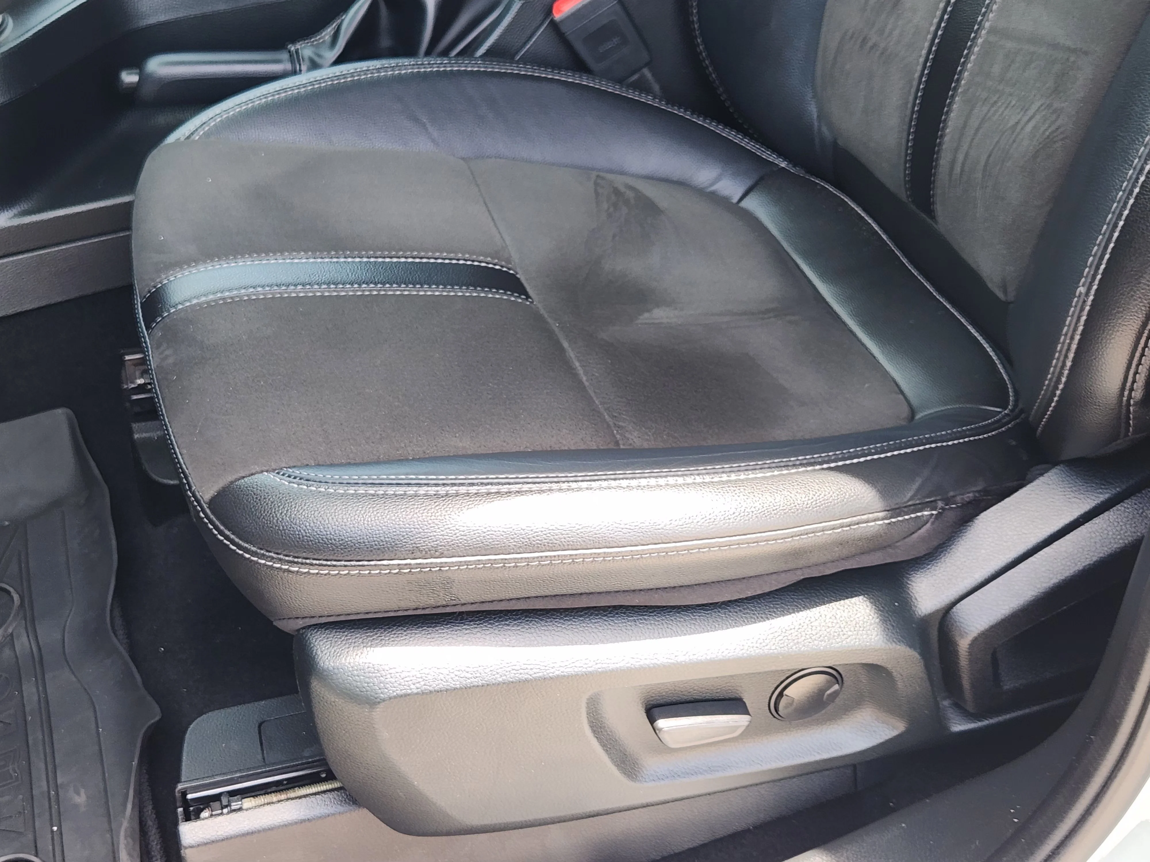Used 2022 Gray Ford Lariat Tremor image 25