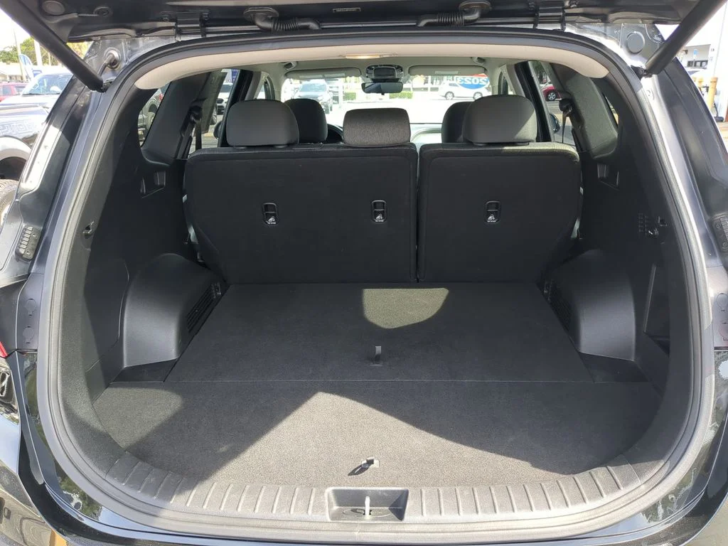 Used 2023 Black Hyundai SEL image 9