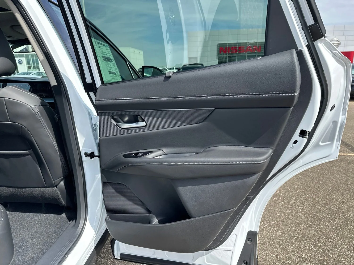 New 2026 Everest White Pearl TriCoat / Super Black Two-tone Nissan Platinum image 26
