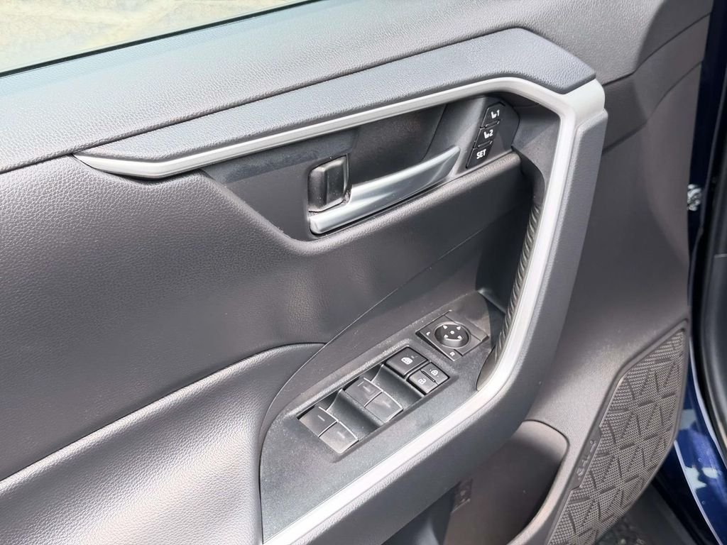 Certified Used 2025  Toyota XLE Premium image 18