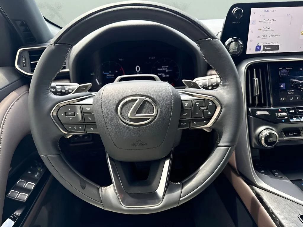 Used 2025 White Lexus 600 Luxury image 16
