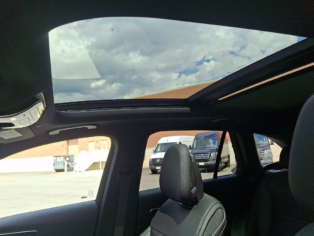 New 2026 Polar White Mercedes-Benz GLC 300 image 32