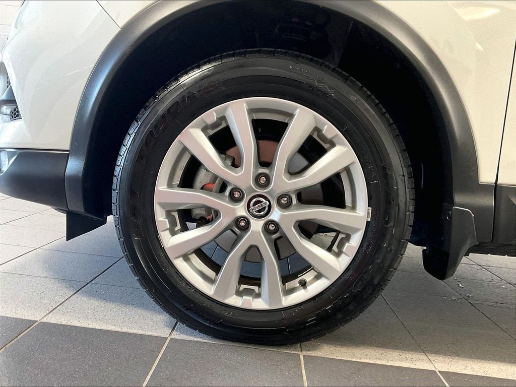 Used 2022 White Nissan SV image 7