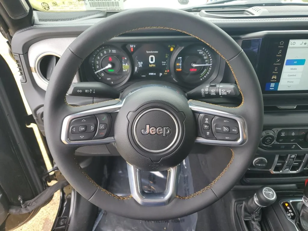 Used 2024  Jeep Sahara image 28