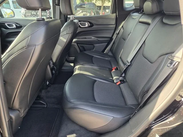 New 2026 Diamond Black Crystal Pearlcoat Jeep Latitude image 5