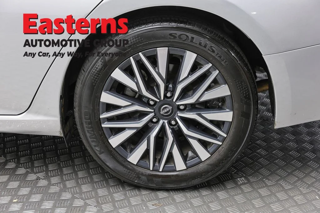 Used 2024 Silver Nissan 2.5 SV image 8