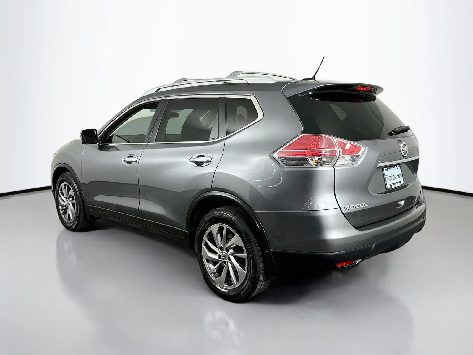 Used 2015 Gun Metallic Nissan SL image 5