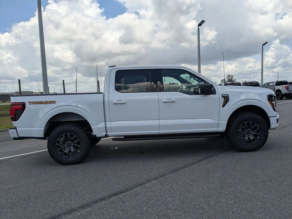New 2026 Oxford White Ford Tremor image 3
