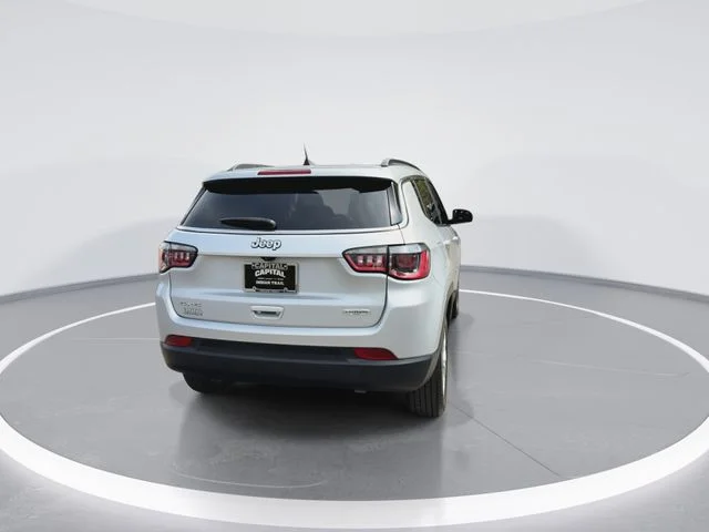 Used 2024 Silver Jeep Latitude image 8