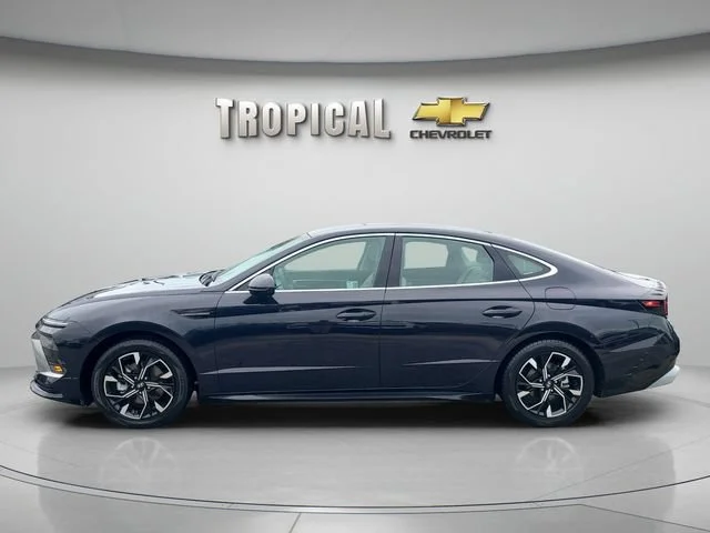 Used 2024 Blue Hyundai SEL image 2