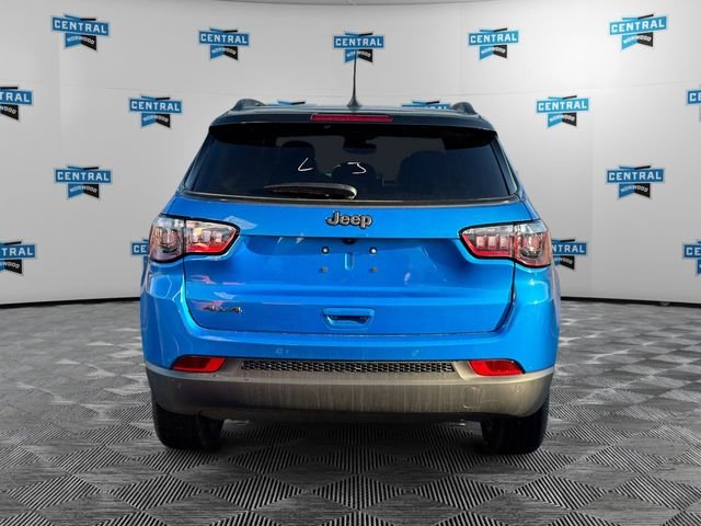 New 2026 Hydro Blue Pearl-Coat Exterior Paint Jeep Limited image 4