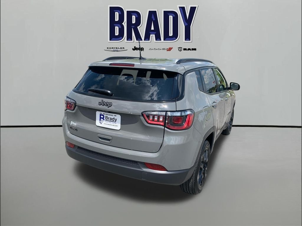 New 2026 Sting-Gray Clear-Coat Exterior Paint Jeep Latitude image 7