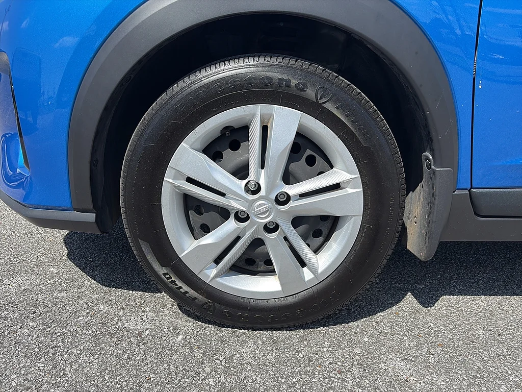 Used 2025 Electric Blue Metallic Nissan  image 9