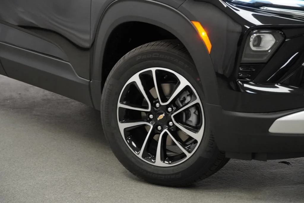 New 2026 Mosaic Black Metallic Chevrolet LT image 9