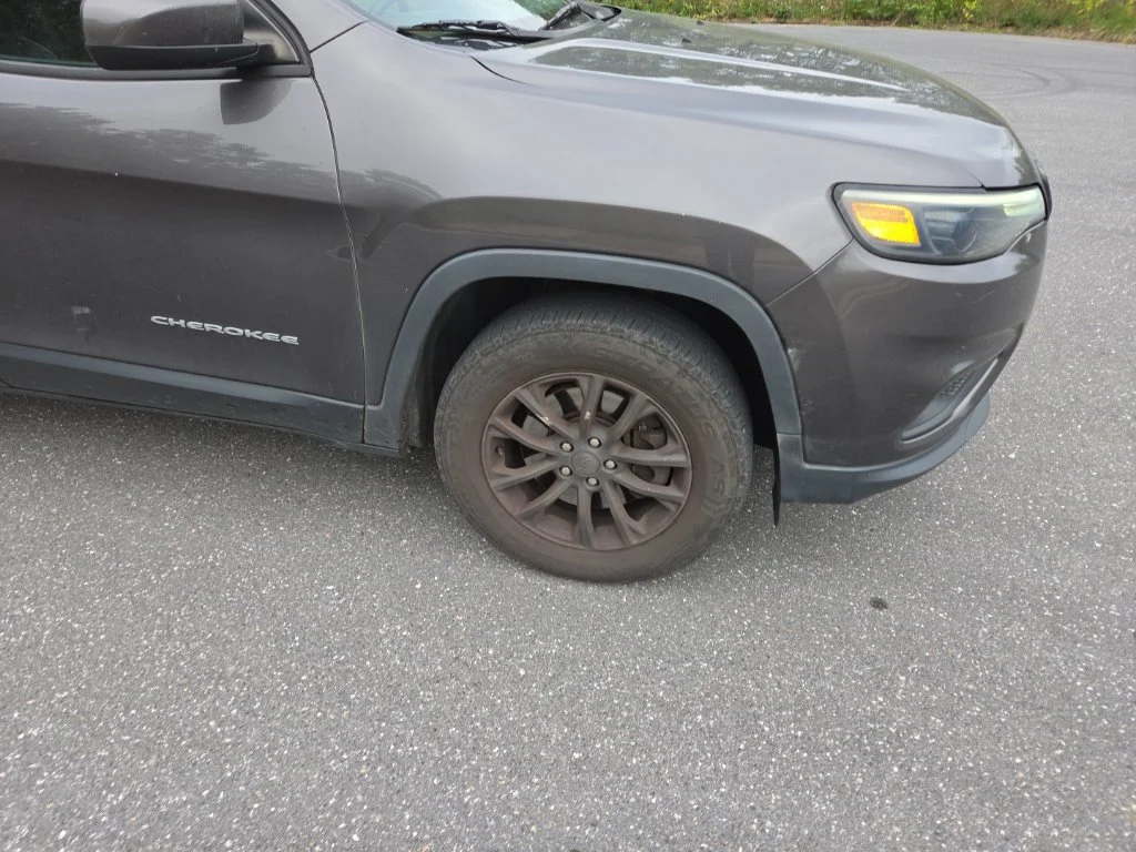 Used 2019 Gray Jeep Latitude Plus image 3