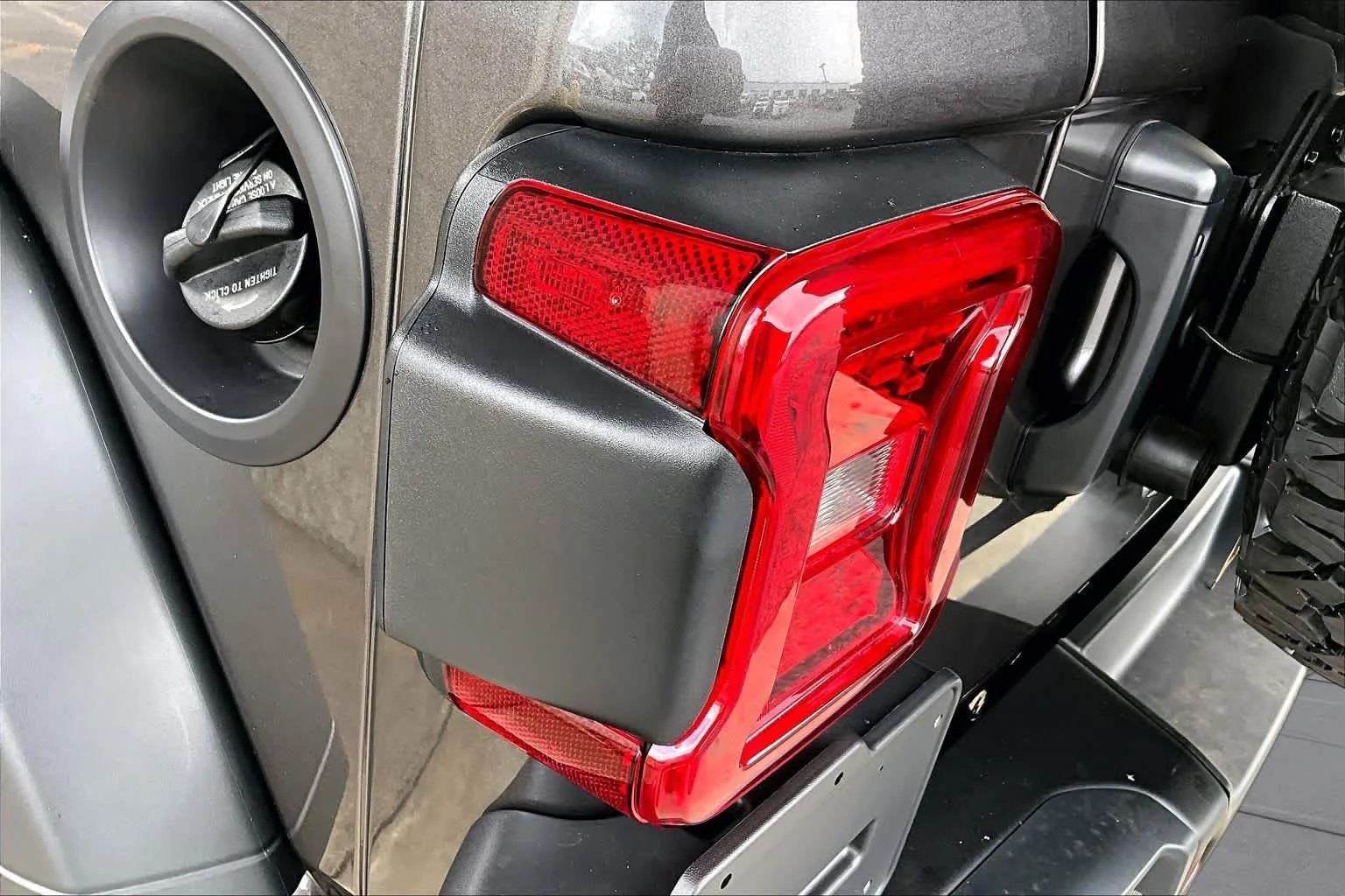 Used 2025 Granite Crystal Metallic Clearcoat Jeep Sport S image 27