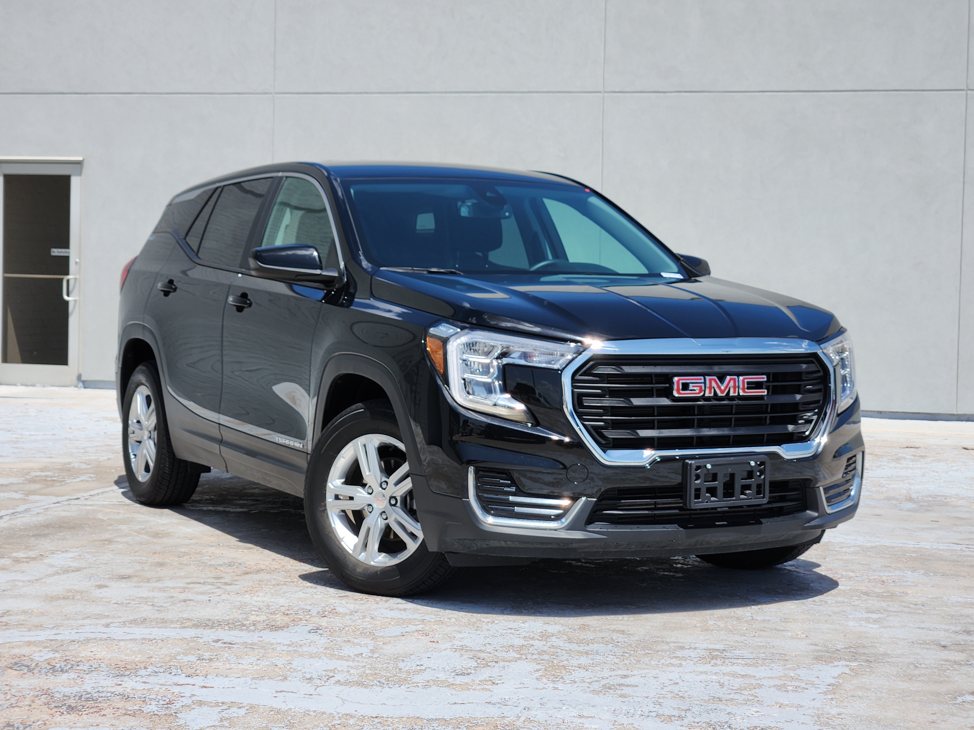 Used 2024 Ebony Twilight Metallic GMC SLE image 3