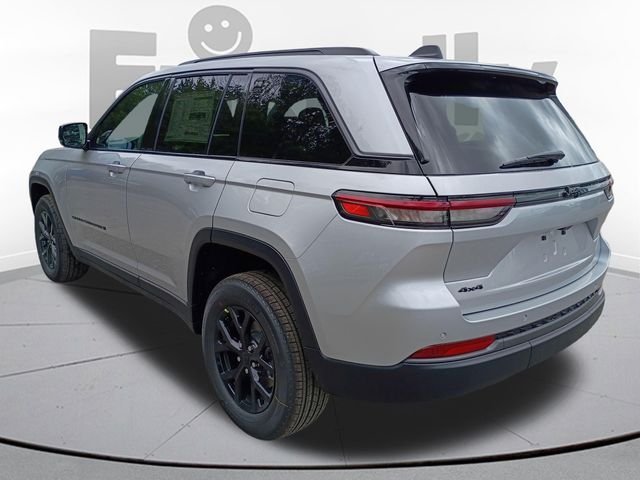 New 2026 Silver Zynith Exterior Paint Jeep Laredo Altitude image 7