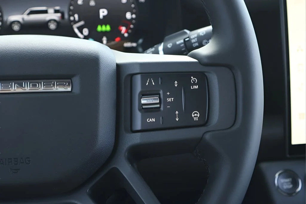 New 2026 Santorini Black Land Rover X-Dynamic SE image 21