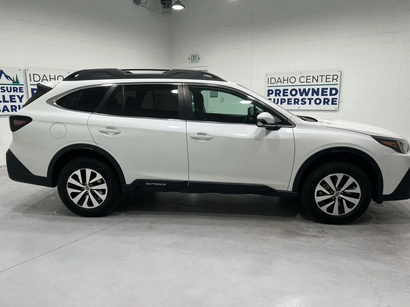 Used 2022 White Subaru Premium image 9