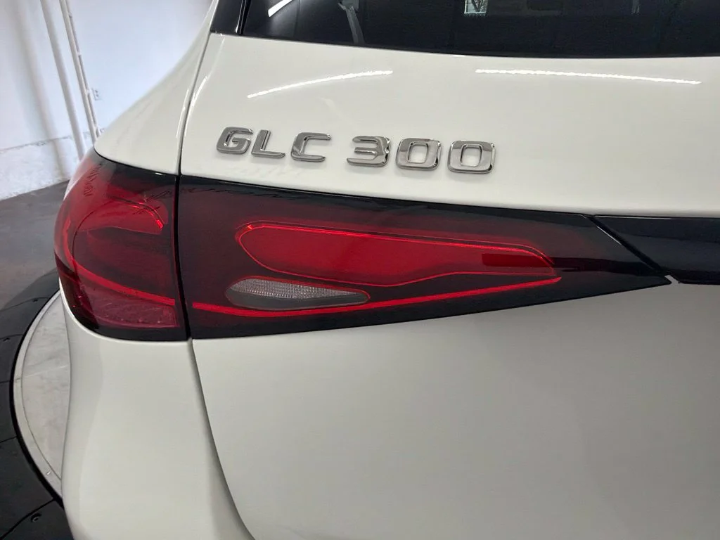 New 2027 White Mercedes-Benz GLC 300 image 11