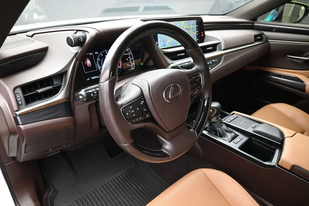 Used 2021 White Lexus 350 image 22