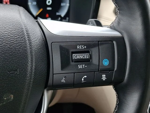 Used 2025 White INFINITI Sensory image 25