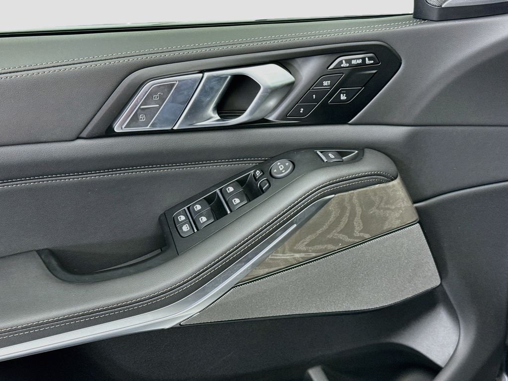 New 2027 Black Sapphire Metallic BMW xDrive40i image 22
