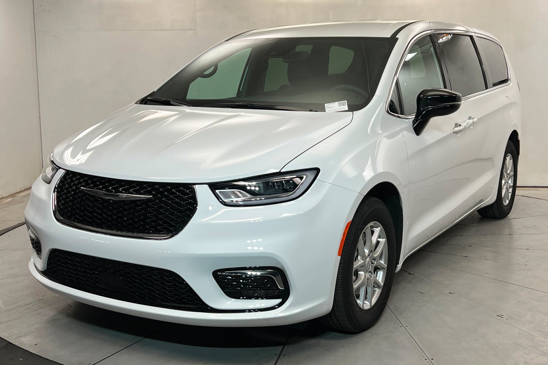 2026 Chrysler Pacifica Select's photo