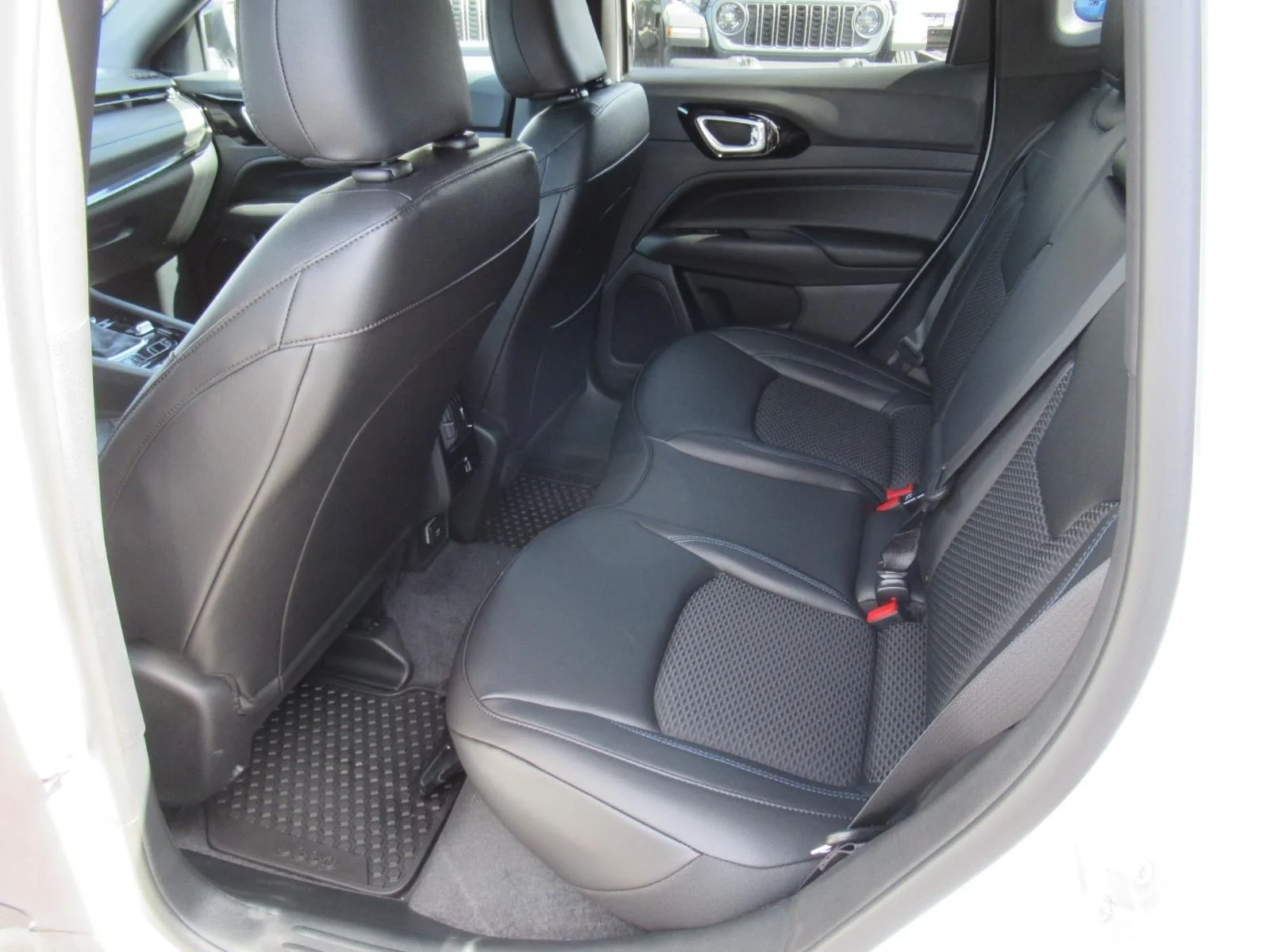 New 2026 Bright White Clearcoat Jeep Latitude Altitude image 29